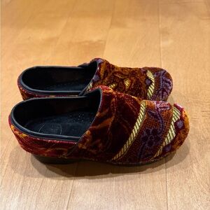Women’s clogs shoes brown tapestry sz 37 or 6 like new